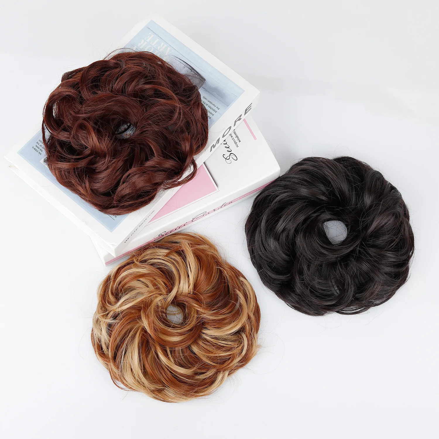 上品なカールウェーブの、自然なまとめ髪風ヘアピース。ふんわり - Claw Clip Messy Bun Hair Piece のレビューと価格